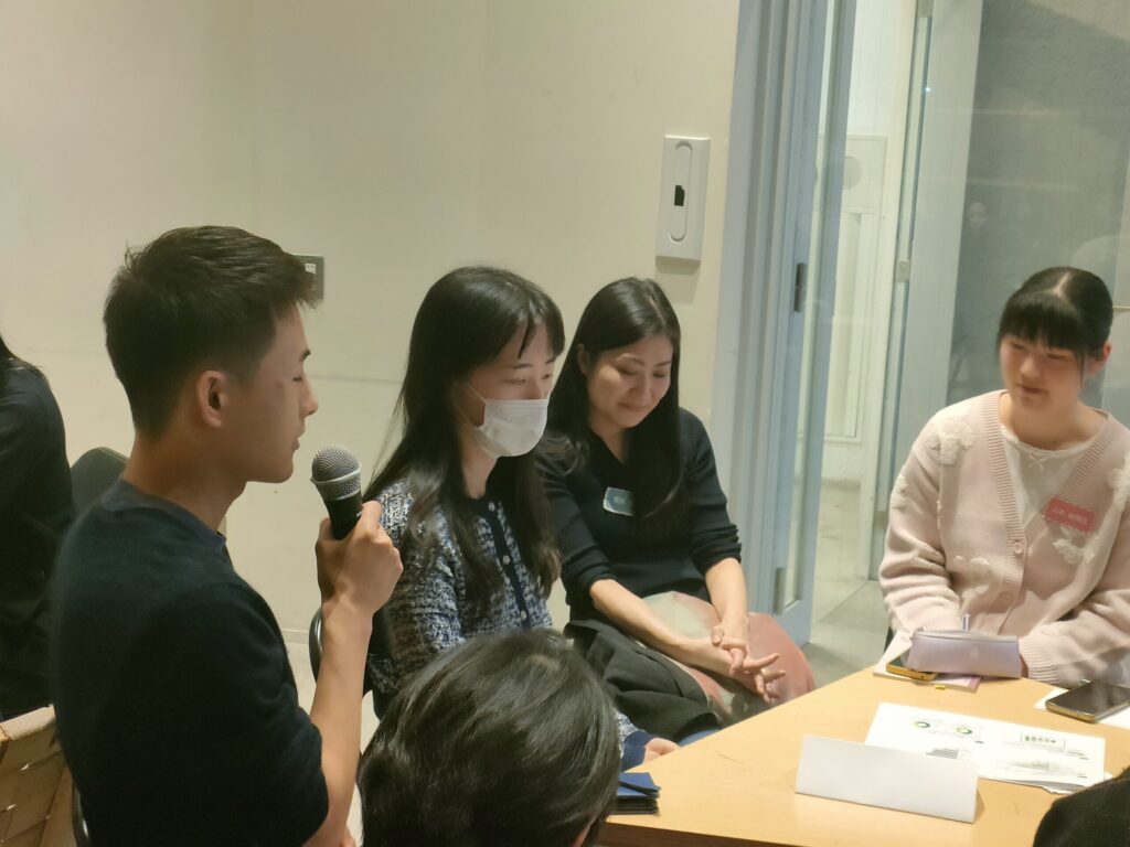 「AIは我々の能力を鈍化させるか」というテーマで討論会を行っている様子